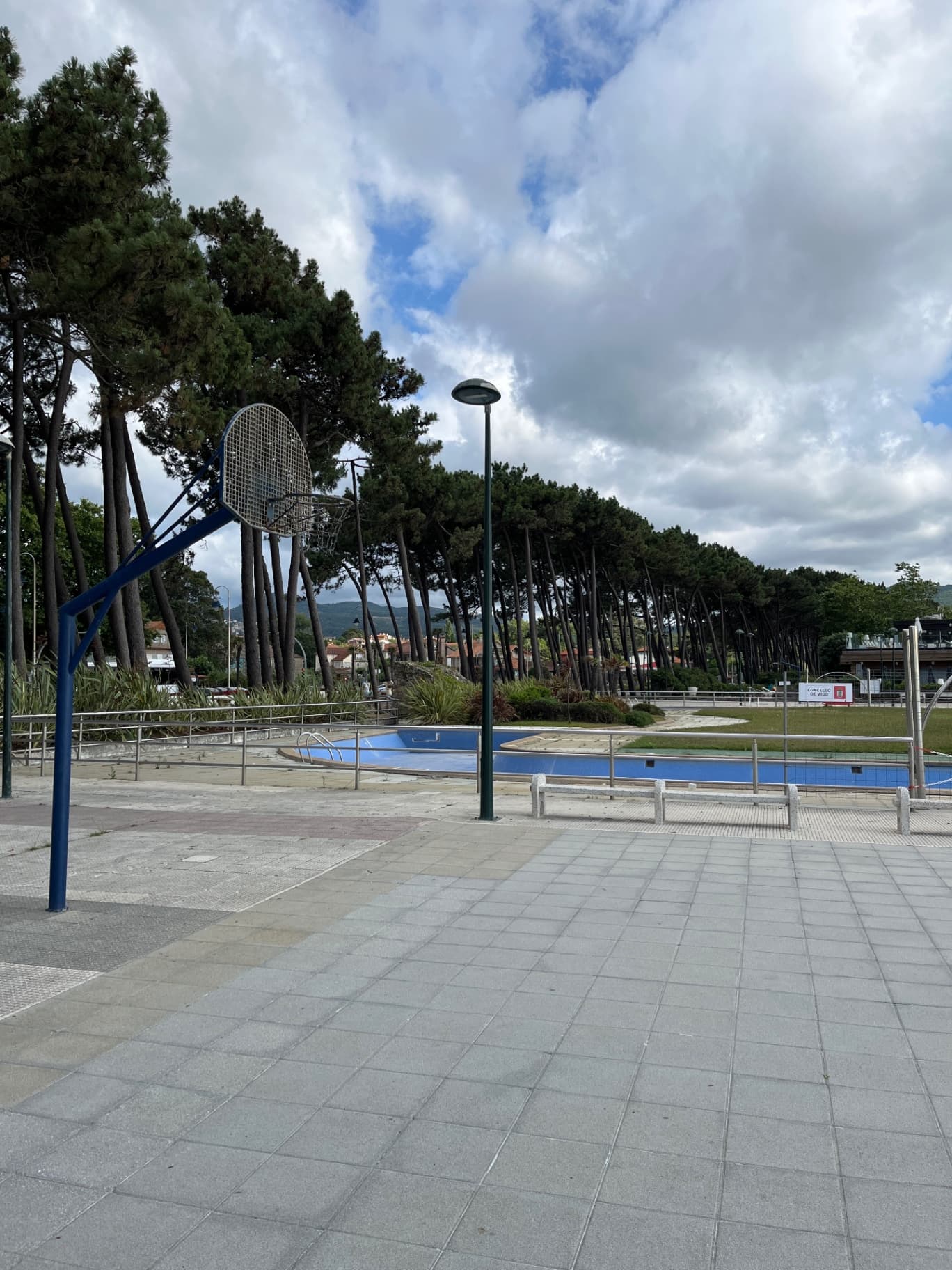 Cancha entre piscinas - 1