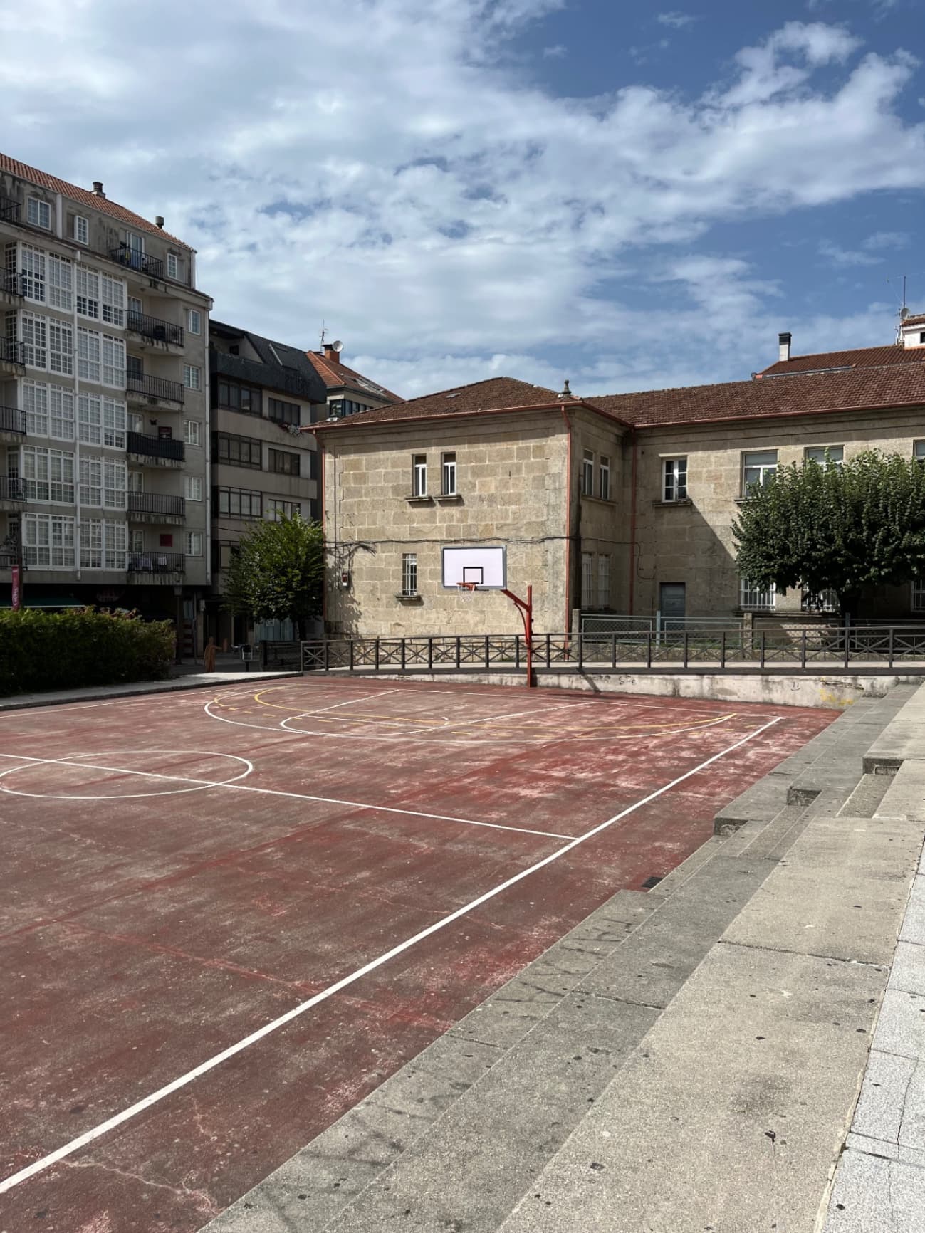 Foto principal de Pista roja - Cancha de baloncesto en Rúa Chamoso Lamas, O Carballiño
